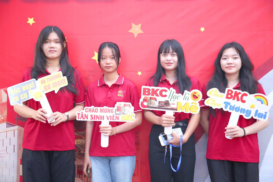 Sinh viên Trường CĐ Bách Khoa Sài Gòn. 14be3a91fc0e4a50131f.jpg