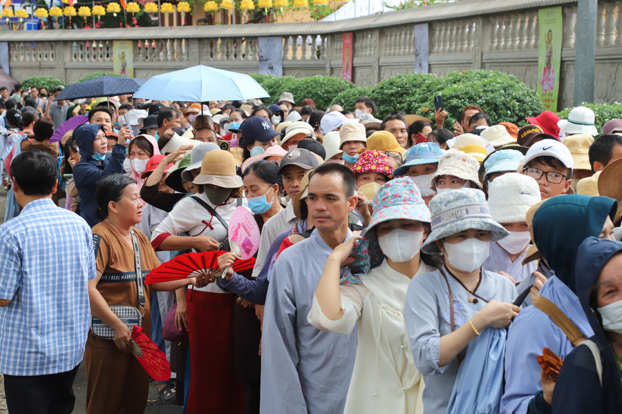 Người dân xếp hàng dài 3km để chờ chiêm bái xá lợi. img-9313.jpg