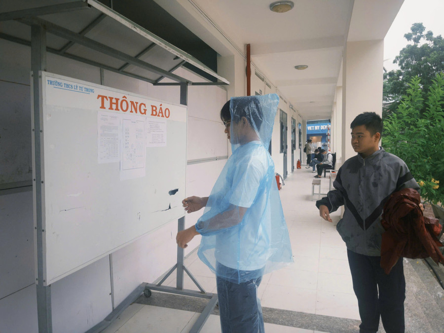 Thí sinh xem lại phòng và số báo danh. 3261e2533d9a8ac4d38b.jpg