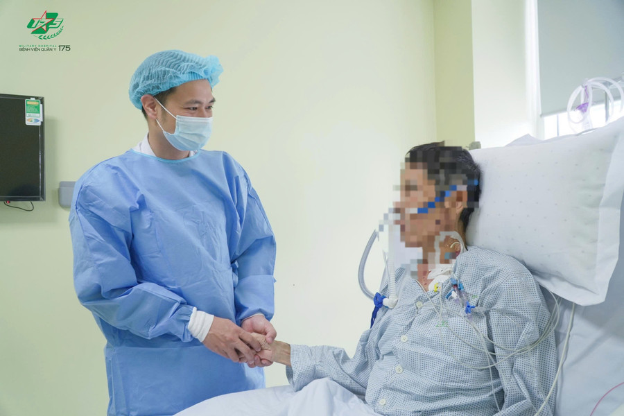 Bác sĩ thăm khám cho bệnh nhân sau ca ghép gan. (Ảnh: BVCC) 1000148225.jpg