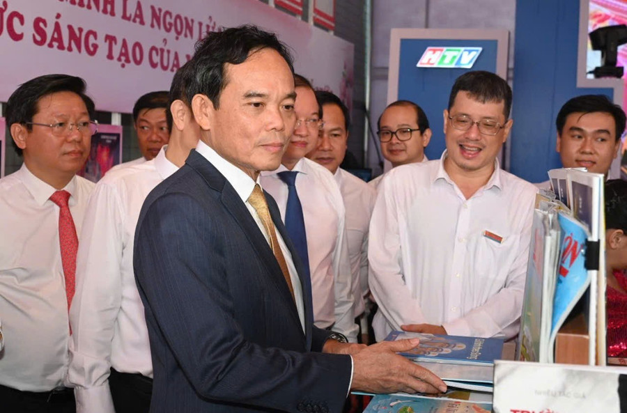 Ông Trần Lưu Quang - Bí thư Thành ủy TPHCM tham quan không gian trưng bày tại tại Hội nghị tổng kết 50 năm văn học, nghệ thuật TPHCM 