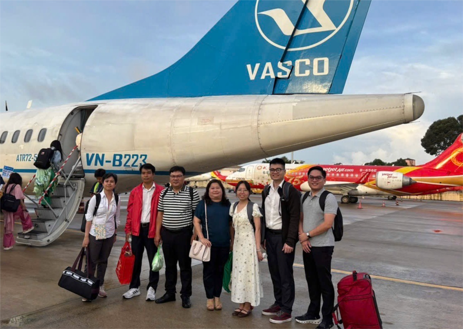 Các bác sĩ chuyên khoa Nhóm 2 của các bệnh viện Bình Dân, Hùng Vương, Nhi Đồng 2, Trưng Vương, Nhân dân Gia định, Nhân Dân 115 lên đường ra Côn Đảo. (Ảnh: SYT) hinh-doc-2-299202514.png