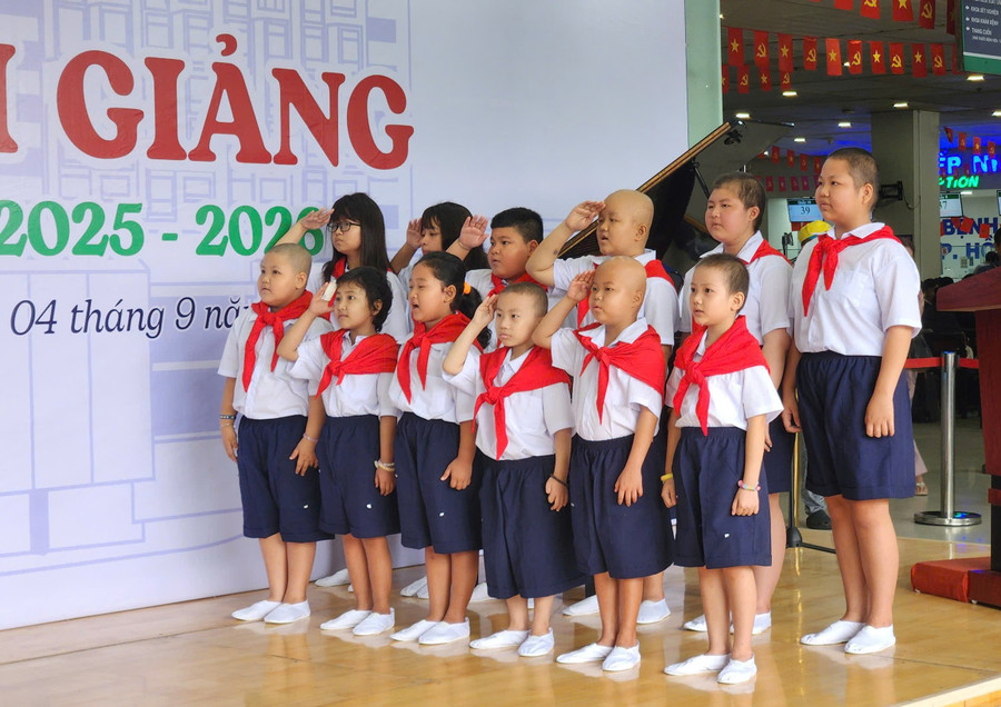 Lễ khai giảng không chỉ báo hiệu hành trình học những con chữ mới mà còn là nguồn động lực lớn lao, tiếp thêm nghị lực để các em kiên cường chiến đấu với bệnh tật. 513f9039f1177a492306.jpg