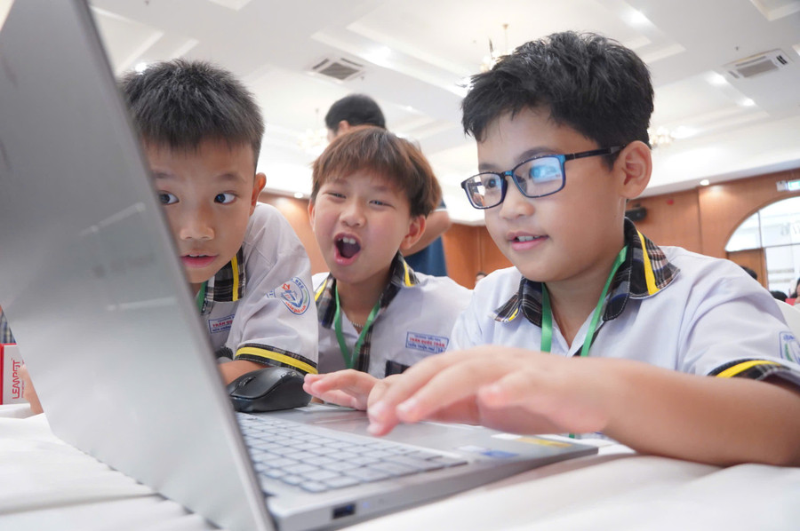 Các thí sinh rất nóng lòng bước vào cuộc thi. z7080440787151-bce2d9230a4f3b4ff295cb2b0381147e.jpg