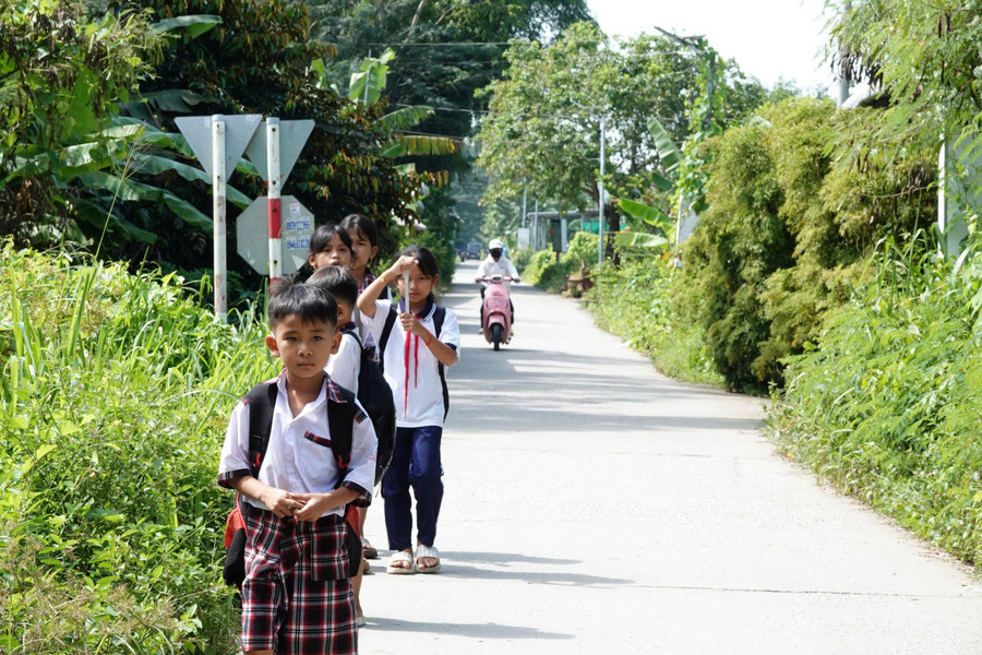 Copiii din cătunul Dai Ui, comuna My Huong, merg la școală pe un drum spațios. z7243710241974-417288e9585510ed2b6324e44072c2ce.jpg