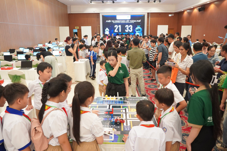 Vào cuộc thi, các robot phải thực hiện những nhiệm vụ đã được thí sinh lập trình sẵn. Càng thực hiện nhiều nhiệm vụ, thí sinh đạt điểm càng cao. tqp08652.jpg