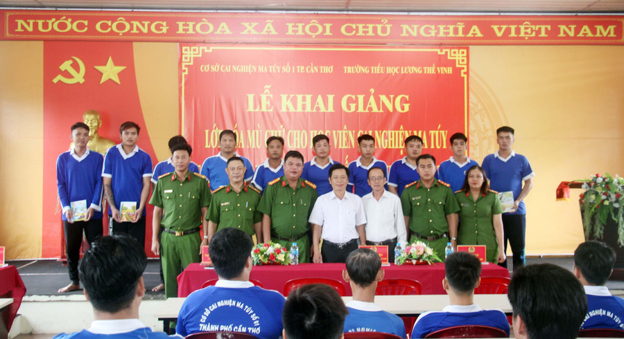 Các học viên tại Cơ sở cai nghiện số 1 nhận quà là tập, viết trong ngày khai giảng.