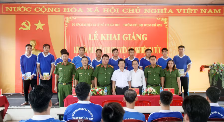 Các học viên tại Cơ sở cai nghiện số 1 nhận quà là tập, viết trong ngày khai giảng.