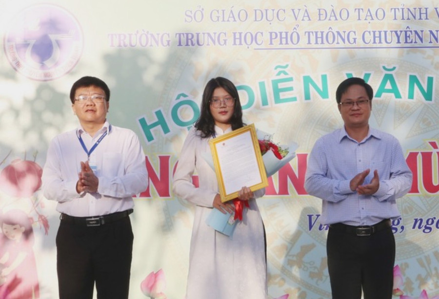 Phó Giám đốc Sở GD&ĐT tỉnh Vĩnh Long Võ Văn Bé Hai đại diện lãnh đạo tỉnh trao thư chúc mừng của Chủ tịch UBND tỉnh Trần Trí Quang cho em Trịnh Phương Thảo.