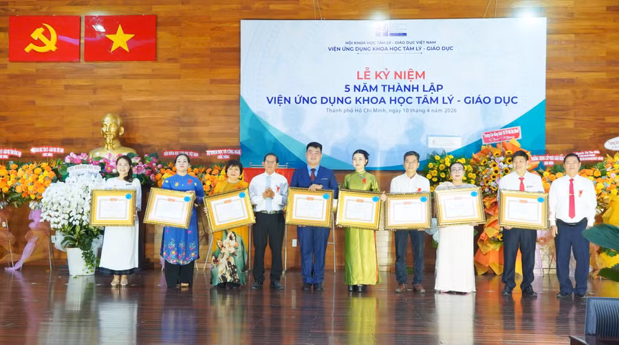 Lãnh đạo Viện Ứng dụng Khoa học Tâm lý - Giáo dục nhận bằng khen của Hội Khoa học Tâm lý - Giáo dục Việt Nam.