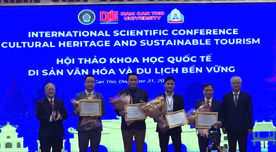 Đại biểu tham dự hội thảo chụp ảnh lưu niệm cùng lãnh đạo Trường ĐH Nam Cần Thơ.