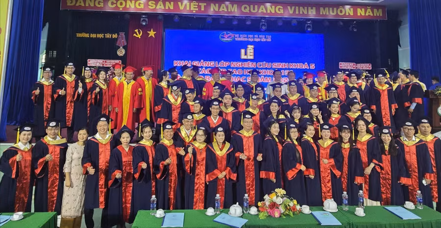 Trường ĐH Tây Đô trao bằng tốt nghiệp cho sinh viên, tân thạc sĩ.