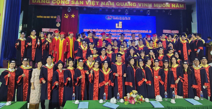 Trường ĐH Tây Đô trao bằng tốt nghiệp cho sinh viên, tân thạc sĩ.