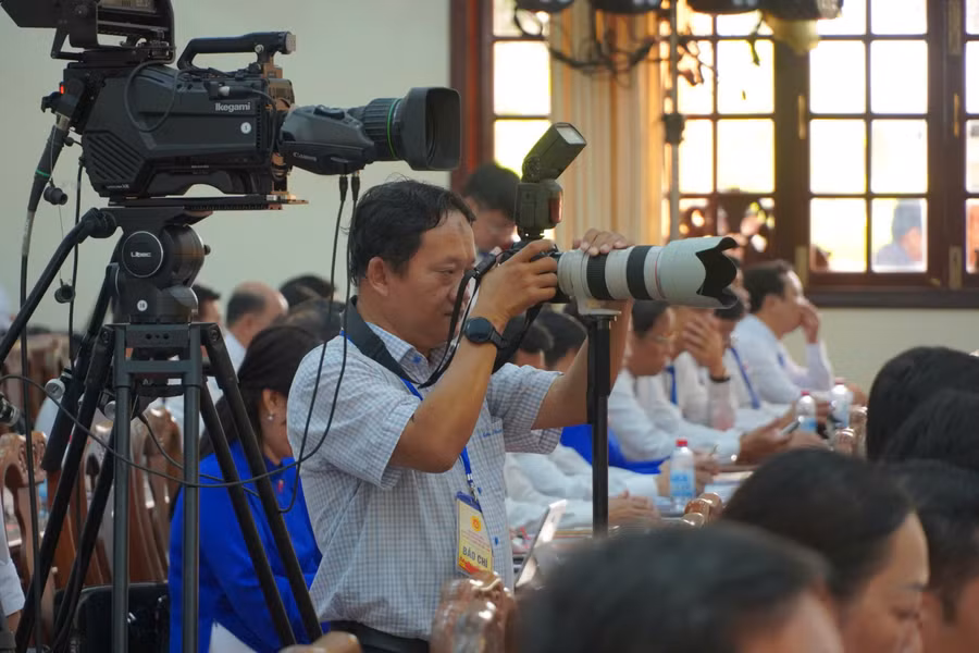 Phóng viên cơ quan báo chí tác nghiệp tại Đại hội Đảng bộ TP Cần Thơ lần thứ I, nhiệm kỳ 2025 - 2030.