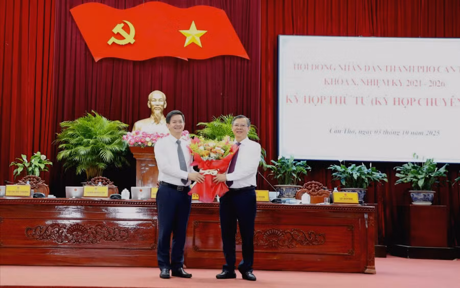 Tân Bí thư Thành ủy Cần Thơ Lê Quang Tùng (trái) tặng hoa chúc mừng tân Chủ tịch UBND TP Cần Thơ Trương Cảnh Tuyên.