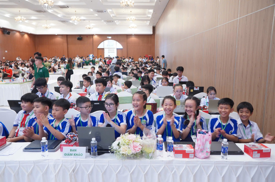 Các thí sinh hào hứng chờ tham gia cuộc thi Robothon cấp TP Cần Thơ năm 2025.