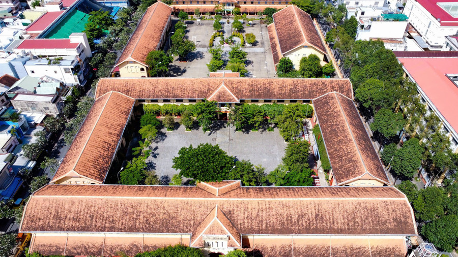 Trường THPT Châu Văn Liêm có một vị trí rất đặc biệt với 4 mặt tiền bao quanh.