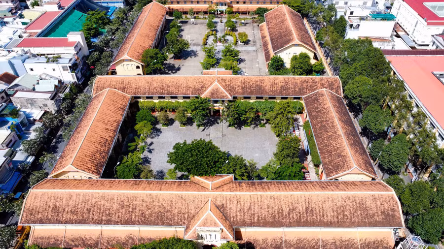 Trường THPT Châu Văn Liêm có một vị trí rất đặc biệt với 4 mặt tiền bao quanh.