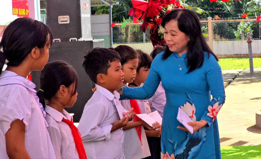 Bà La Thị Thúy - Giám đốc Sở GD&ĐT tỉnh Vĩnh Long tặng quà cho các em học sinh Trường TH Hàm Giang A.