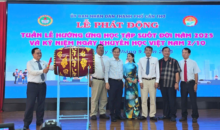 Ông Nguyễn Thanh Xuân, đại diện Hội Khuyến học Cần Thơ, Hậu Giang, Sóc Trăng đánh trống truyền thông điệp Tuần lễ hưởng ứng học tập suốt đời 2025. z7065054672579-bc2b291e73ae3328e0e70f9c528e9e11-7566.jpg