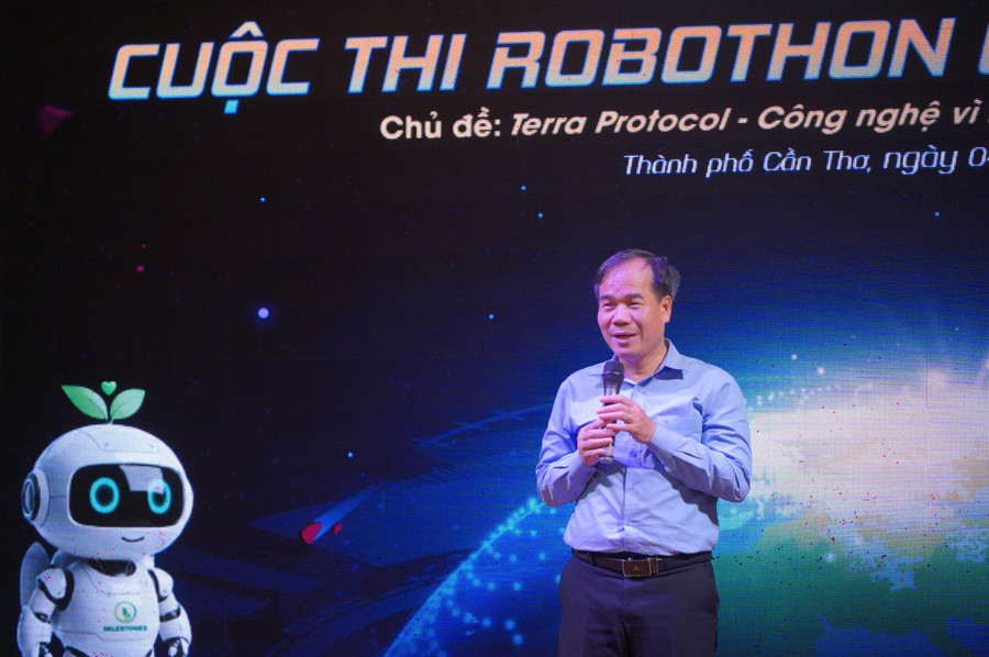 Ông Nguyễn Phúc Tăng - Phó Giám đốc Sở GD&ĐT TP Cần Thơ phát biểu khai mạc cuộc thi. z7080438884714-d7d625ab78144480d67090ded325f3ea.jpg