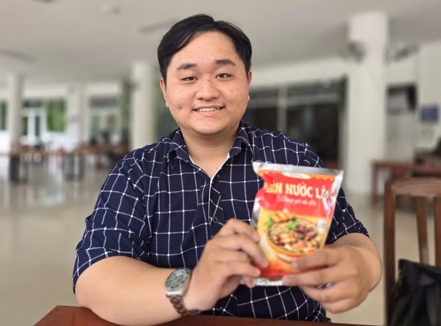 Sơn Trần Minh Mẫn và gói bún nước lèo ăn liền do chính em và các bạn sản xuất.