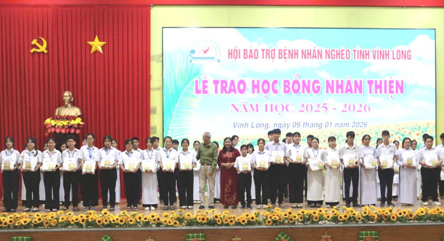 Học sinh THPT trên địa bàn tỉnh Vĩnh Long nhận học bổng Nhân Thiện.