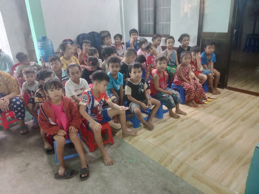 Những đứa trẻ trong lớp học miễn phí của cô Mươn. z7127813110325-0146900fe66661541568bbd0c5e8506b.jpg