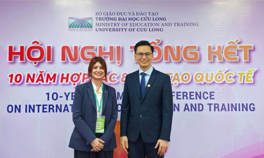 Thạc sĩ Nguyễn Hữu Thể, Phó trưởng Khoa Công nghệ thông tin cùng với một đối tác nước ngoài của trường. z7126700547991-066a96711e5bfbebfa41b5a0c1b408db-9809.jpg