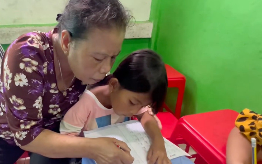 Từ lòng trắc ẩn của một cô giáo, bà Mươn mở lớp dạy học miễn phí trong 25 năm qua.