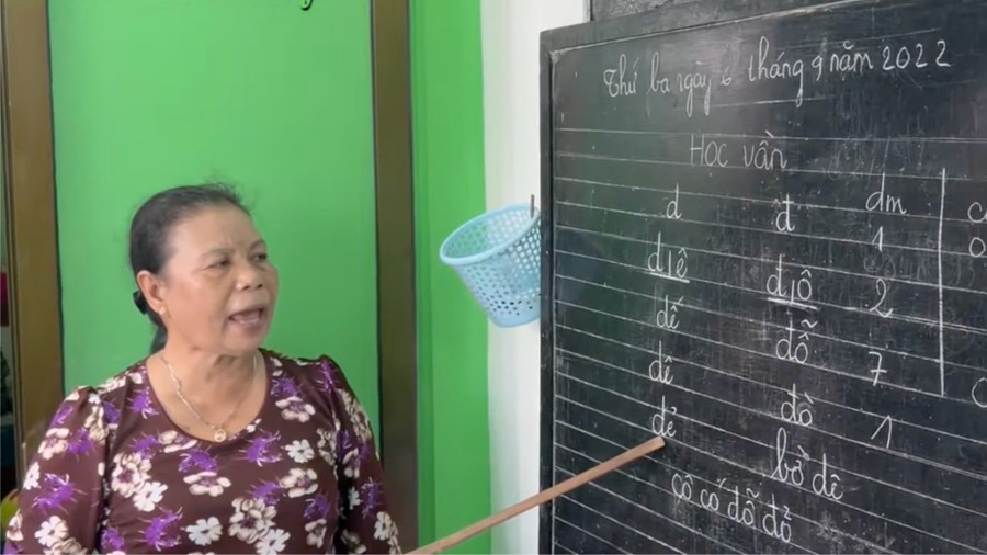 Việc giảng dạy cho trẻ em nghèo biết đọc, biết viết là niềm vui của bà Mươn. anh-man-hinh-2025-10-17-luc-213245-4062.jpg
