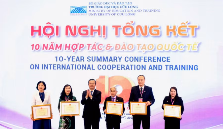 Thứ trưởng Bộ GD&ĐT Nguyễn Văn Phúc trao Bằng khen của Bộ GD&ĐT cho các tập thể, cá nhân Trường ĐH Cửu Long có thành tích xuất sắc trong hợp tác và đào tạo quốc tế giai đoạn 2015-2025.