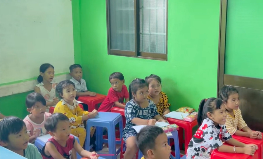 Lớp học tuy đơn giản, nhưng người gầy dựng và duy trì lại rất phi thường. anh-man-hinh-2025-10-17-luc-213430-285.jpg