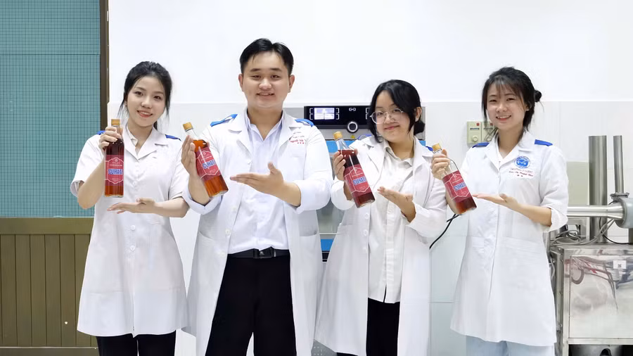 Nhóm sinh viên của Trường ĐH Trà Vinh tạo ra sản phẩm nước mắm chay từ củ hành tím.