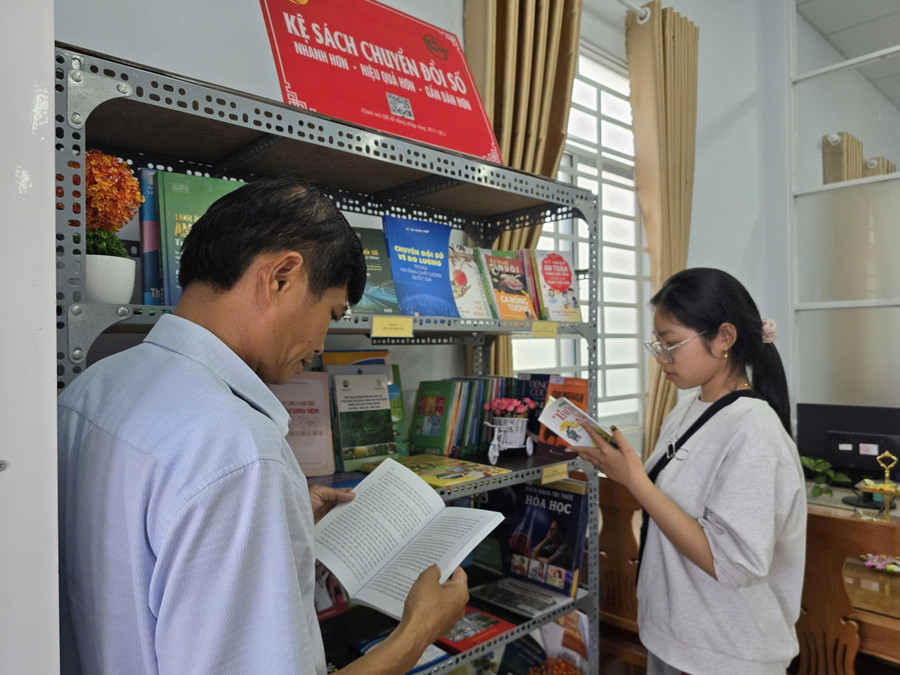 Người dân đọc sách trong thời gian chờ tại Trung tâm Phục vụ hành chính công xã Thạnh Hòa (TP Cần Thơ).