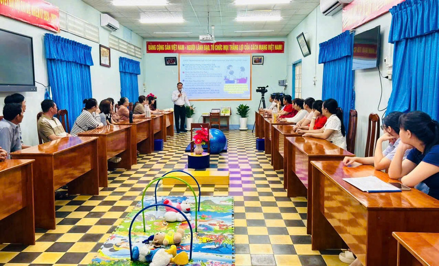 Phụ huynh tham gia trải nghiệm phương pháp can thiệp giúp trẻ rối loạn phát triển toàn diện.