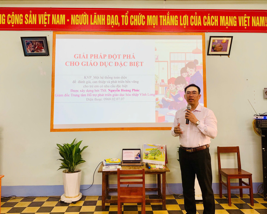 Thạc sĩ Tâm lý Nguyễn Hoàng Phúc giới thiệu hệ thống KVP đến phụ huynh. z7051692414929-6442e3edec716ba50d458b14254697af.jpg