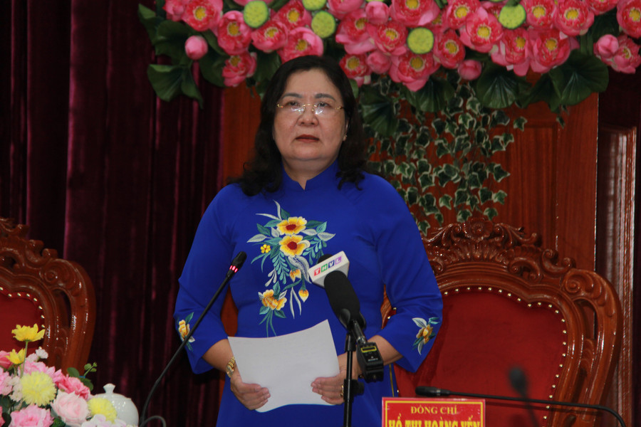 Phó Bí thư Thường trực Tỉnh ủy Vĩnh Long Hồ Thị Hoàng Yến cung cấp thông tin về đại hội. img-8290.jpg