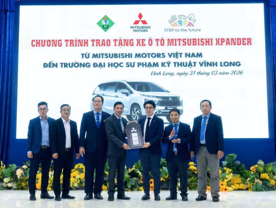 PGS.TS Nguyễn Thanh Tùng tiếp nhận ô tô 7 chỗ từ đơn vị tài trợ.