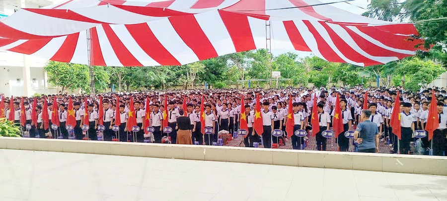 Trường THPT Phan Văn Trị (TP Cần Thơ) tập dượt cho lễ khai giảng năm học 2025 - 2026.