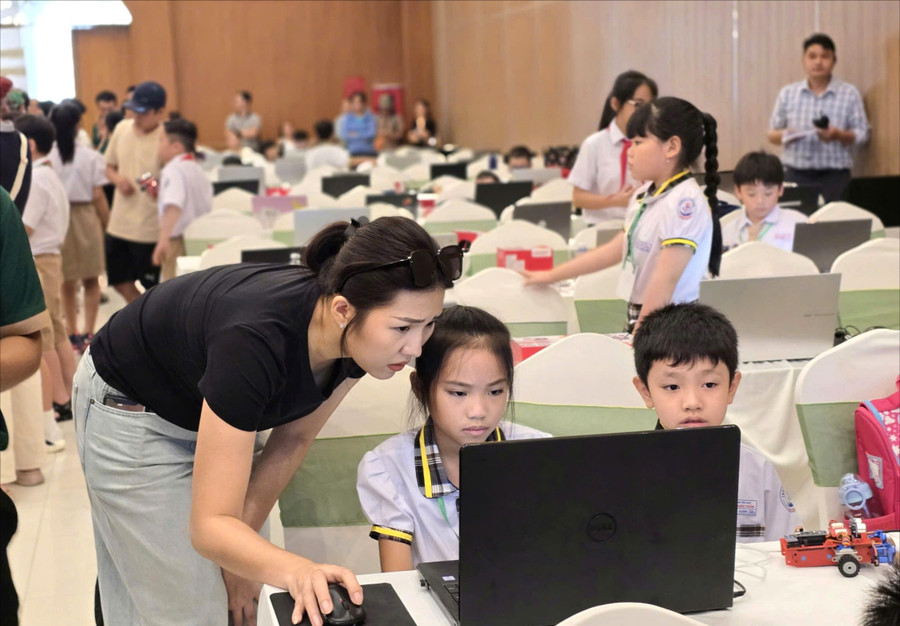 Một phụ huynh hồi hộp giúp thí sinh kiểm tra bảng lập trình, robot trước khi bước vào cuộc thi. z7080721272731-bf2b03802a27845b2dfe75deb1fb7303-3521.jpg