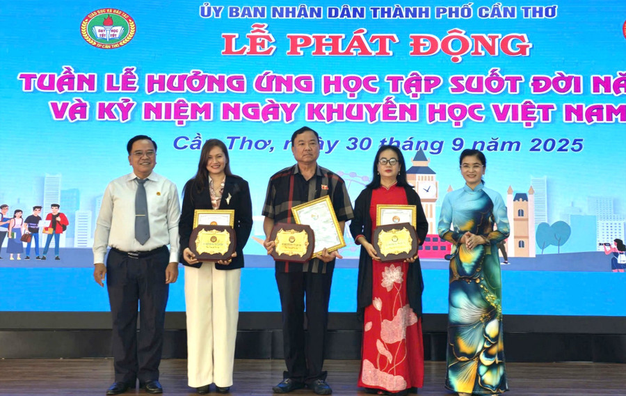 Đại tá Trần Ngọc Hạnh, nguyên Giám đốc Công an TP Cần Thơ, Phó Chủ tịch Thường trực Quỹ Khuyến học Phạm Văn Trà và các đơn vị đã trao gần 6 tỷ đồng cho các quỹ khuyến học, khuyến tài tại TP Cần Thơ.