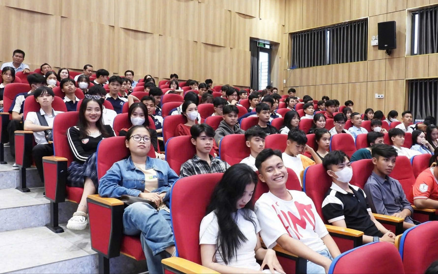 Đối với các thế hệ sinh viên của Trường ĐH Cửu Long, việc tốt nghiệp rồi được giữ lại trường là một ước mơ và là chặng đường đầy vinh quang. z7126739536828-c33a6e94570840f3e38fc2e7c755c1ae-249.jpg