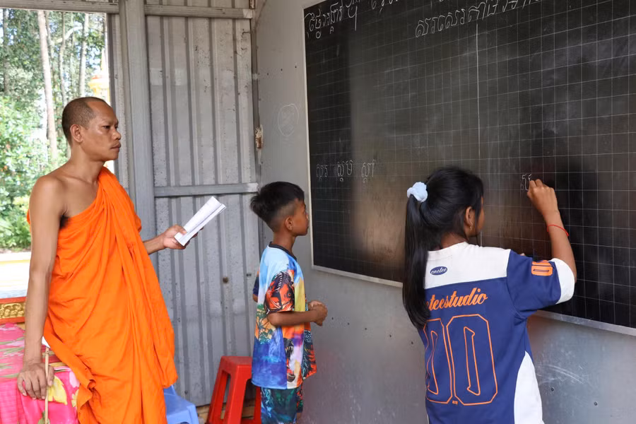 Các em học sinh ở tỉnh Vĩnh Long đến lớp học miễn phí dạy tiếng Khmer.