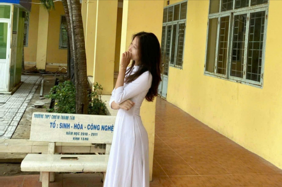 Nữ sinh Đỗ Thị Băng Băng chụp ảnh kỷ niệm với trường lớp. z6976468322622-87f7c8a1223414503c6d5711ef7d8e7b-3073.jpg