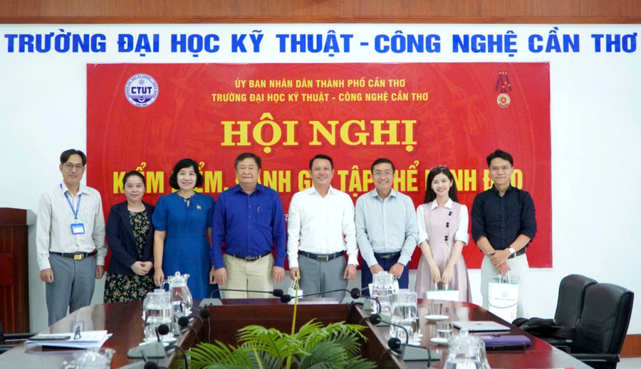 Đoàn công tác của Báo Giáo dục và Thời đại làm việc với lãnh đạo Trường ĐH Kỹ thuật - Công nghệ Cần Thơ.