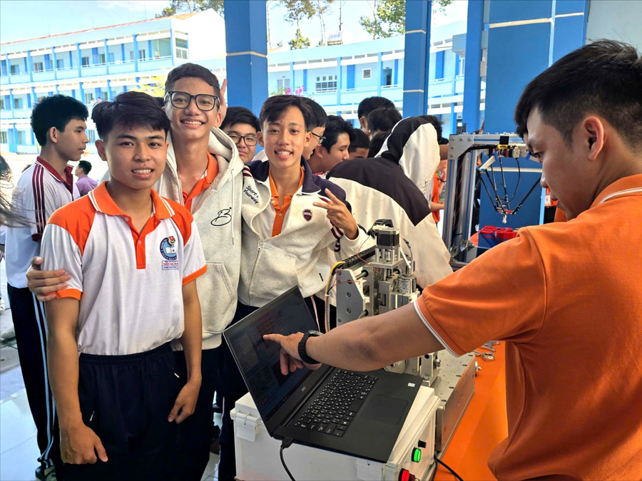 Học sinh trải nghiệm tại Trạm nghề của Khoa Cơ khí - Tự động hóa.