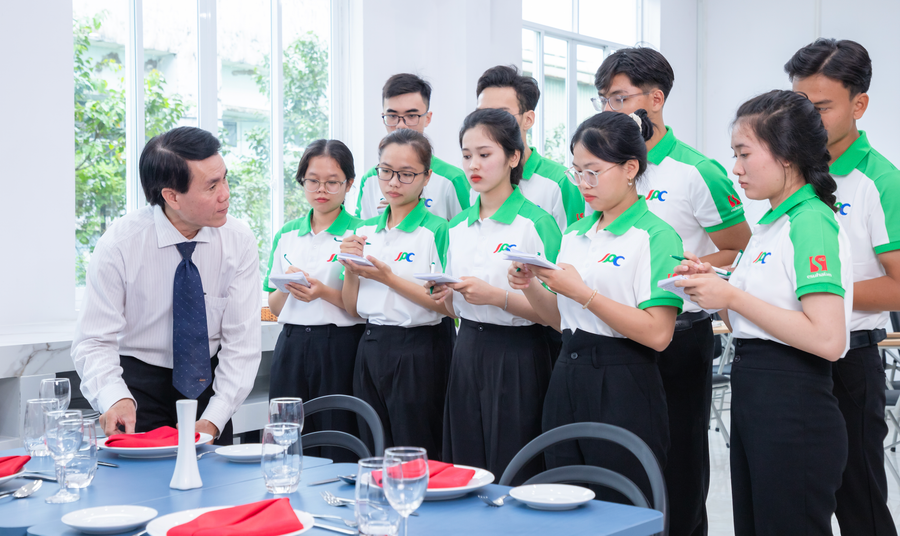 Học viên Trường Trung cấp Kỹ năng Chuyên nghiệp Nhật Bản trong giờ học.