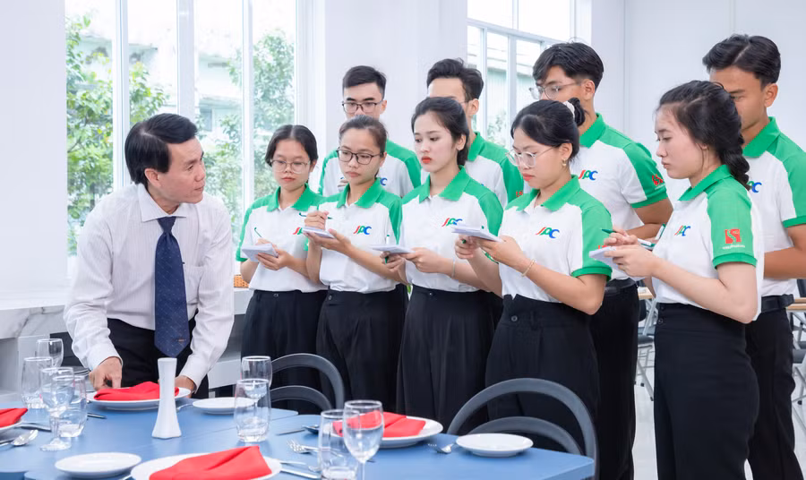 Học viên Trường Trung cấp Kỹ năng Chuyên nghiệp Nhật Bản trong giờ học.