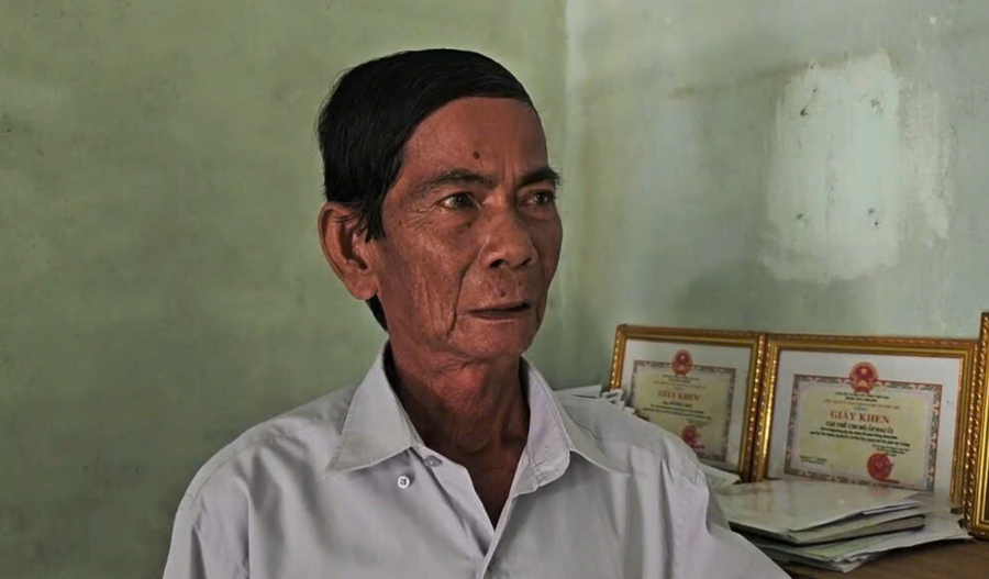 Șeful cătunului Duong Soc este mândru că în cătunul Dai Ui există peste 200 de persoane care practică profesia de profesor. anh-man-hinh-2025-11-20-luc-115333.png